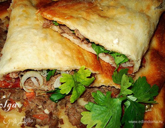 Теперь лепешку нужно разрезать пополам и сложить. Теперь можно есть. В таком виде удобно есть и взять с собой на природу. Хороши как в теплом, так и в холодном виде.