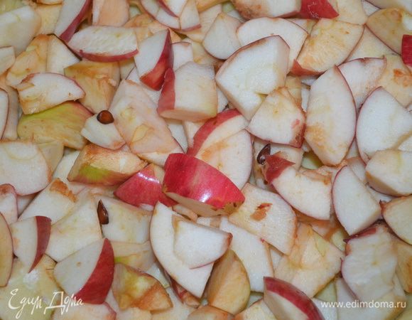 Яблоки помойте, уберите сердцевину, можно не чистить. Нарежьте на мелкие кубики и выложите на тесто.