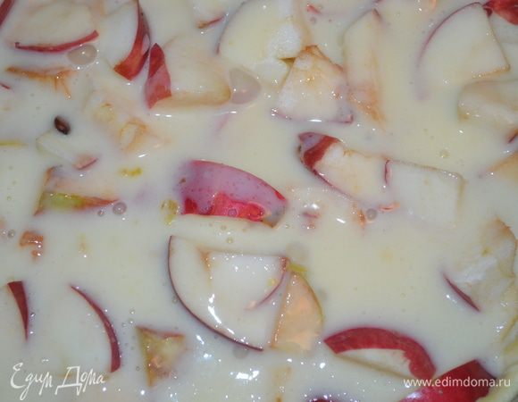 Для заливки взбейте сметану с мукой, яйцом и сахаром, залейте этой смесью яблоки. Выпекайте примерно 50 минут при температуре 180°C. Когда пирог полностью остынет, достаньте из формы и подавайте к столу.