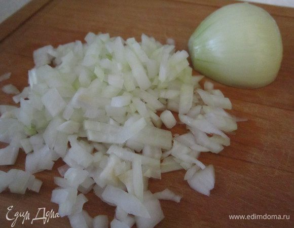 Луковицу очистить и мелко нарезать.
