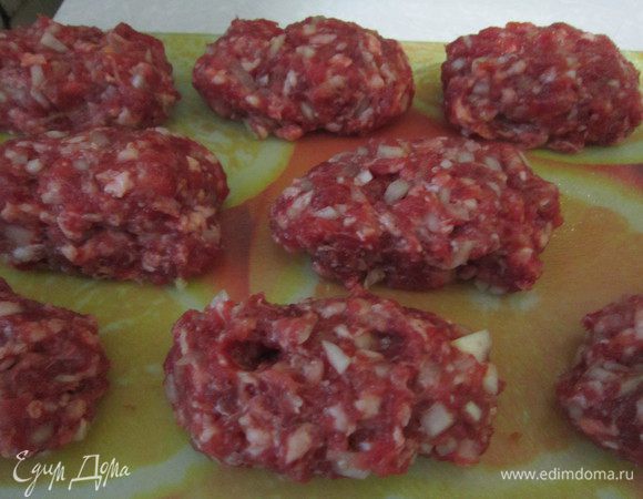 Разделить фарш на 8 частей.