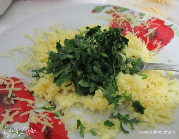 Сыр, охлажденное сливочное масло натереть на мелкой терке и смешать с нарезанной петрушкой.