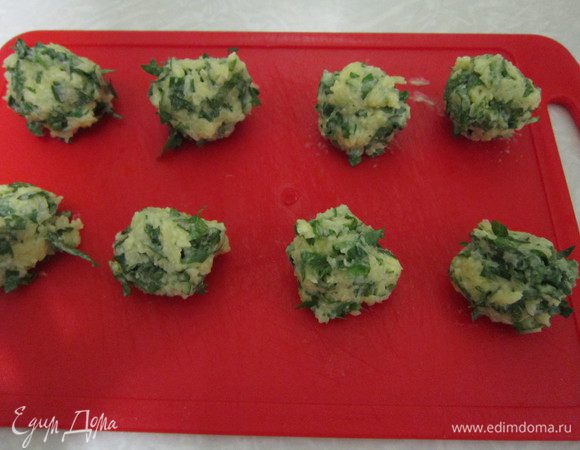 Подготовленную смесь для начинки разделить тоже на 8 частей.