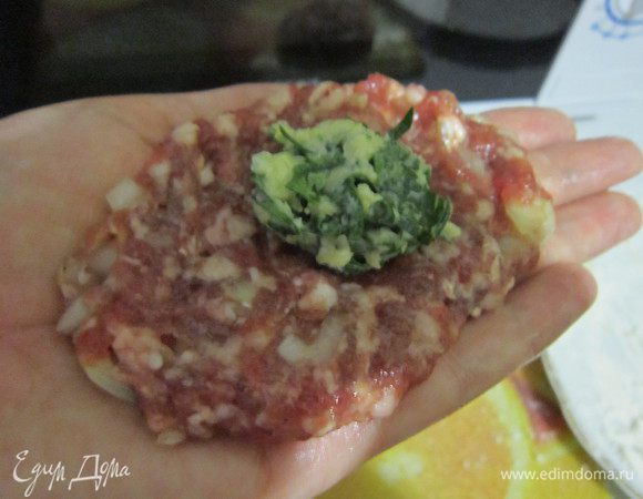 Из каждой порции фарша сделать лепешку толщиной 1 см,  в середину поместить начинку и сформировать котлету.