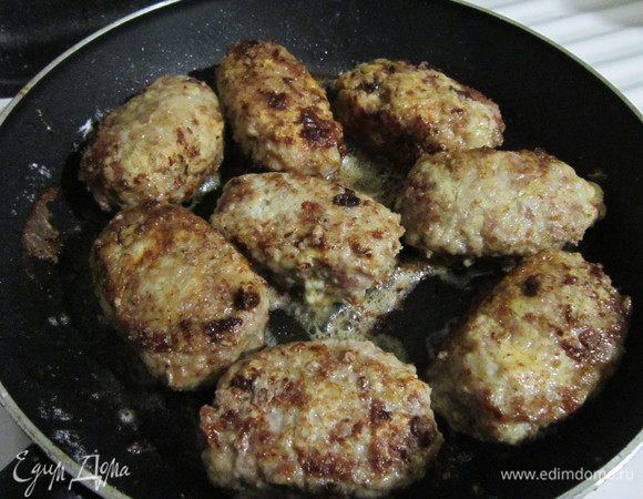 Для панировки подготовить муку и яйцо. Котлету сначала обвалять в муке, затем обмакнуть в яйцо и снова в муку. Разогреть на сковороде оливковое масло и обжарить котлеты на среднем огне  в течение 7-8 минут с каждой стороны, а далее добавить немного воды, накрыть сковороду крышкой о прогреть котлеты еще 20 минут. Сочные котлеты готовы, угощайтесь!