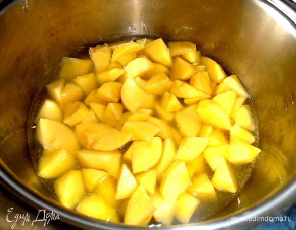 Картофель нарезать кусочками, залить водой и поставить на огонь.