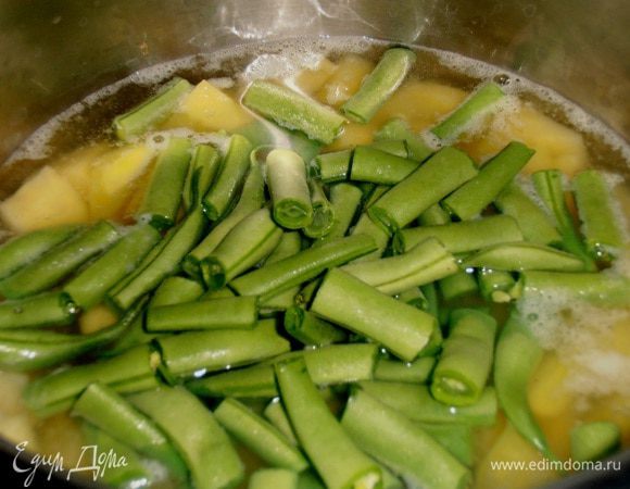 Высыпать в кастрюлю на картофель...