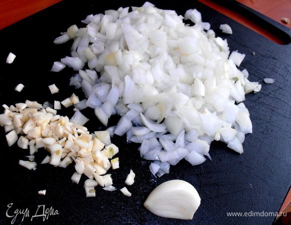 Лук-чеснок нарезаем не очень мелко.