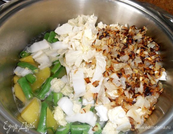 Отправляем обжарку в кастрюлю...