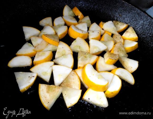 Обжариваем слегка после лука...