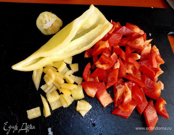 Нам понадобятся еще один болгарский перец и один местный.