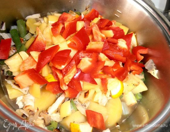 Нарезав на кубики, отправляем их  в кастрюлю...