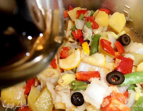 Половину воды я заменила рассолом от оливок, тогда и соли надо меньше, да он не менее полезен, чем сами оливки!