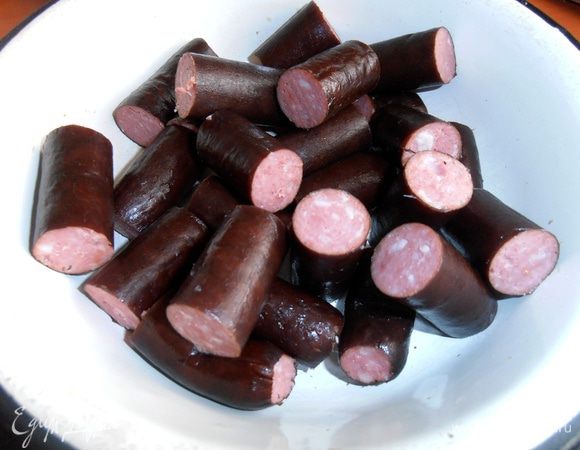 Колбаски попались такие ароматные! Нарезаем их на брусочки примерно, как и фасоль...