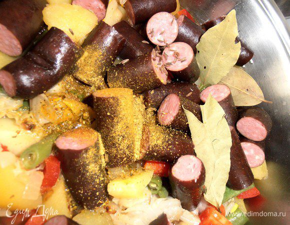 Настала очередь добавить приправу(1-2 ч. л.), соль, если требуется, лавровый лист, тмин...