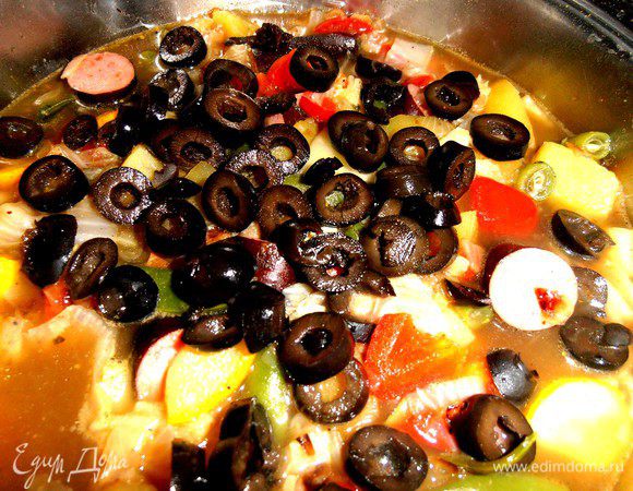 Горсть оливок без косточек (у меня уже нарезанные были в банке!)...