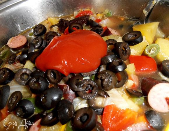 Томатный соус (или пасту или томаты, но мне на самом деле не нравятся разваренные дольки томатов!)...