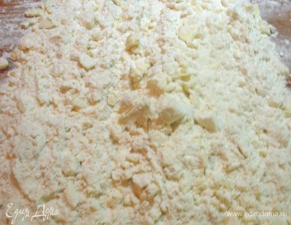 Масло порубить с мукой.