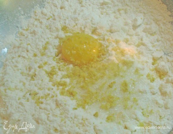 Добавить сахар, желток, 1 ст. л. воды и лимонной цедры. 