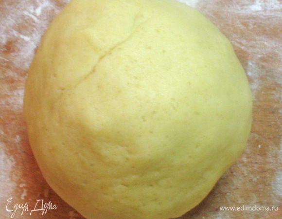 Замесить тесто, завернуть в пленку и положить в холодильник на 30 минут.