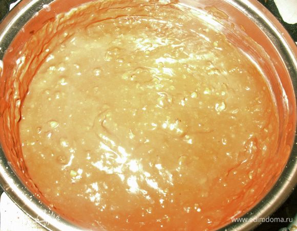 Смешать порошок для пудинга и 3 ст. л. молока. Вскипятить оставшееся молоко с солью и перемешать с пудинговой массой. Довести ее до кипения, добавить шоколад и орехи, перемешать. Охладить. Шоколад можно заменить на какао и сахар.