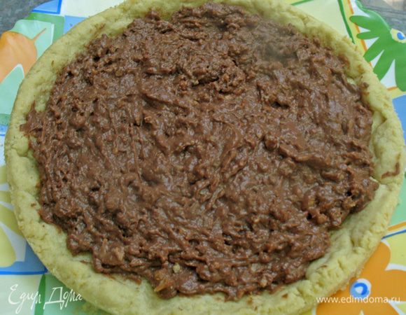 Намазать на корж крем.