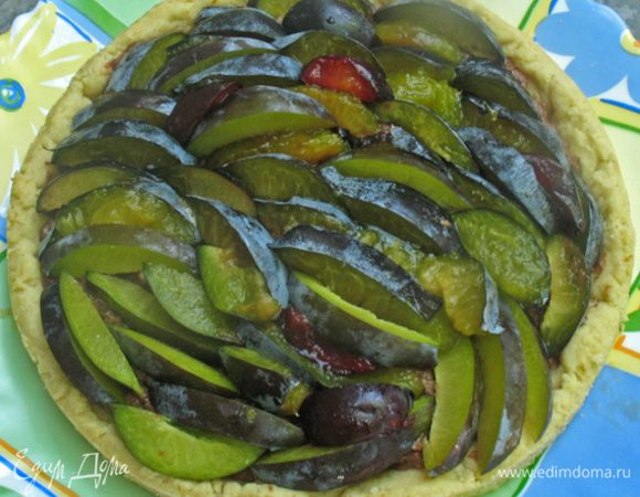 Сливы вымыть, обсушить, разрезать пополам и аккуратно вынуть косточки. Плодовую мякоть нарезать тонкими дольками и выложить их на крем.