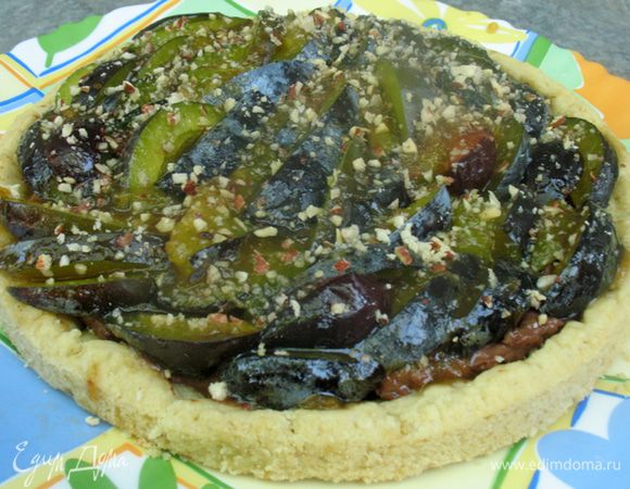 Готовим конфитюр - растереть мягкие сливы в пюре, добавить сахар и прогреть.  Намазать им сливы. Посыпать сверху орехами.  Если смущает свежая слива, то можно прогреть в духовке при температуре 180 градусов минут 5-10. 