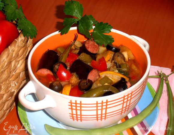 Перемешиваем и оставляем на среднем огне под крышкой минут на 20 или на маленьком огне на полчаса! Подаем горячим в порционно!