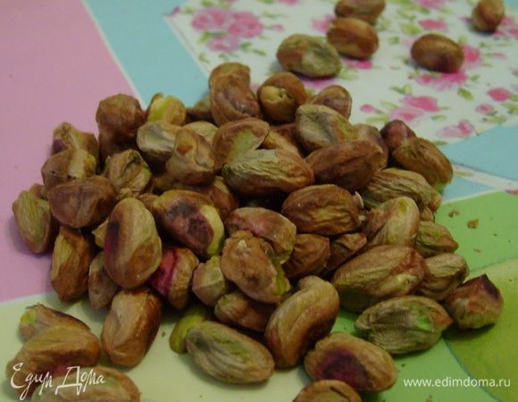 Фисташки измельчить, но без фанатизма, так чтобы в конфетах чувствовались кусочки орехов