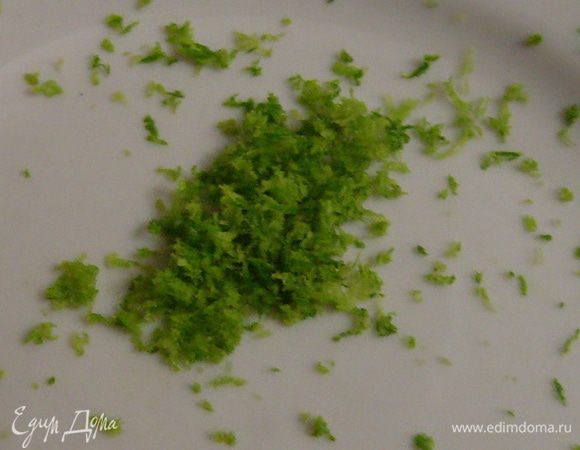 Измельчить розмарин, как можно мельче. Натереть на мелкой терке цедру лайма. Добавить к фисташковой массе