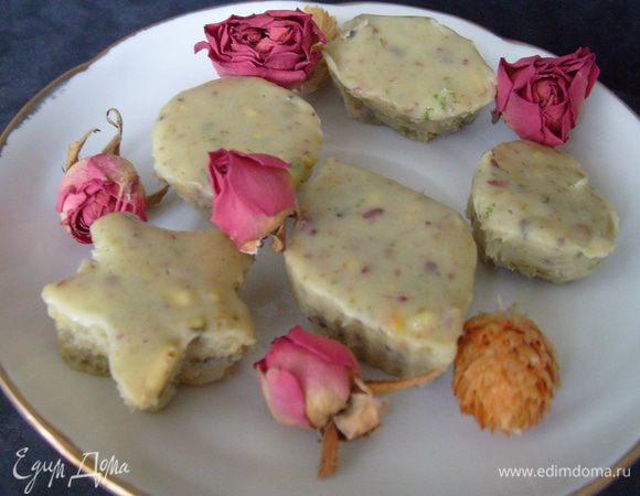 Растопить шоколад на водяной бане. Добавить фисташковую массу к шоколаду.
Вылить полученную смесь по формочкам и поставить в холодильник охлаждаться.