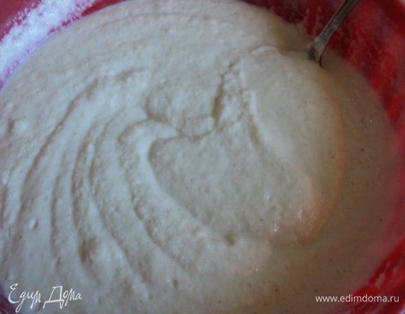 Манку залить кефиром, перемешать и оставить на 1 час.