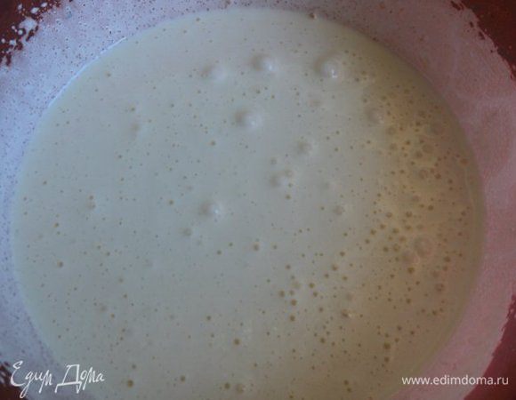 Взбить яйца с сахаром и ванильным сахаром до увеличения в объеме.