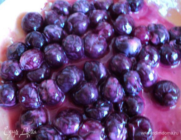 Вишню очистить от косточек, слить сок. Посыпать вишню сахарной пудрой и крахмалом.