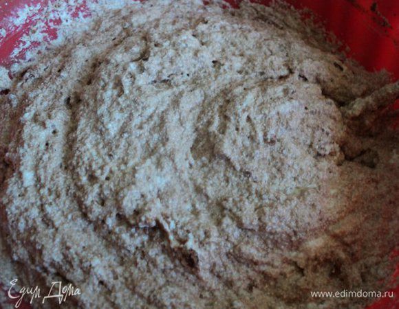 К разбухшей манке добавить какао, разрыхлитель, перемешать до однородной массы. Затем постепенно ввести взбитые яйца, осторожно перемешать.