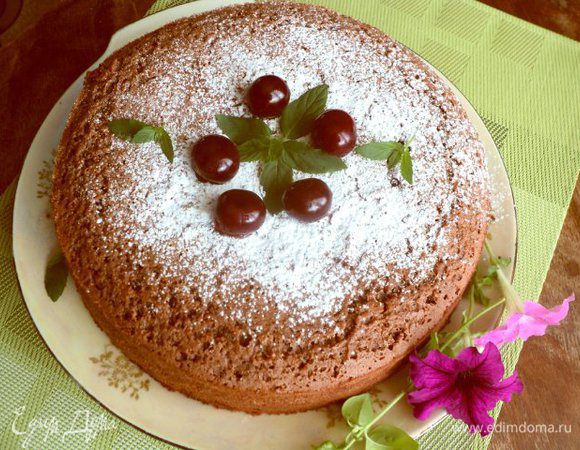 Пирог охладить, сверху посыпать сахарной пудрой и украсить вишней.