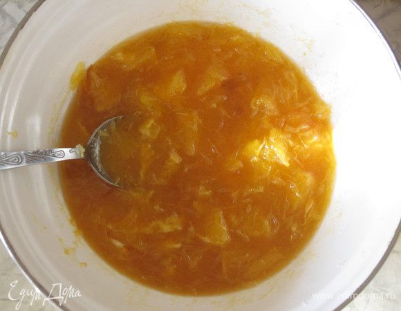 В ту же смесь добавляем чай и варенье.
Все хорошенько вымешиваем.