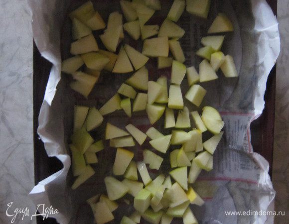 5. На смазанную растительным маслом бумагу кладем кусочки нарезанных яблок.