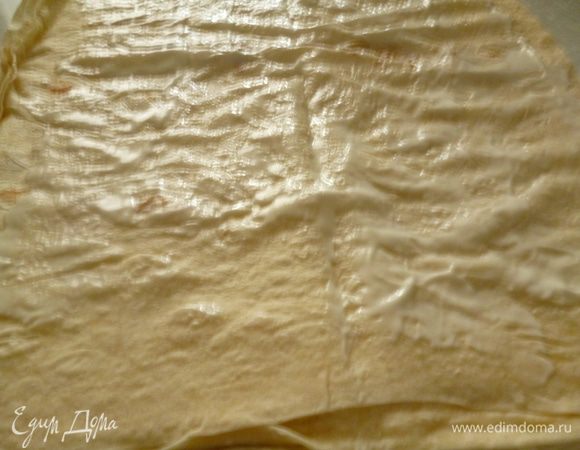 Берем пласт лаваша, хорошо смазываем его сметаной.