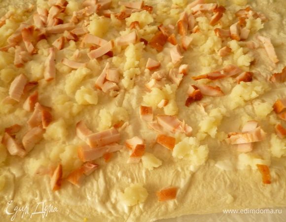 Выкладываем слой картофеля, куриную грудку.