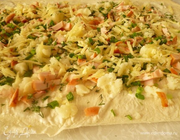 Затем  половина натертого на терке вареного яйца, сыр, посыпаем зеленью. Кто любит поострее - можно поперчить.