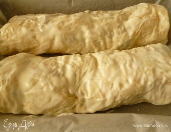 Форму для выпечки выстилаем пергаментом, выкладываем рулеты швом вниз. Каждый рулет хорошо смазываем сметанкой сверху и с боков. Выпекаем в духовке при 160-170 градусах до золотистой корочки. Вынимаем рулеты из духовки, накрываем полотенцем и даем постоять 5-10 минут. Приятного вам аппетита!