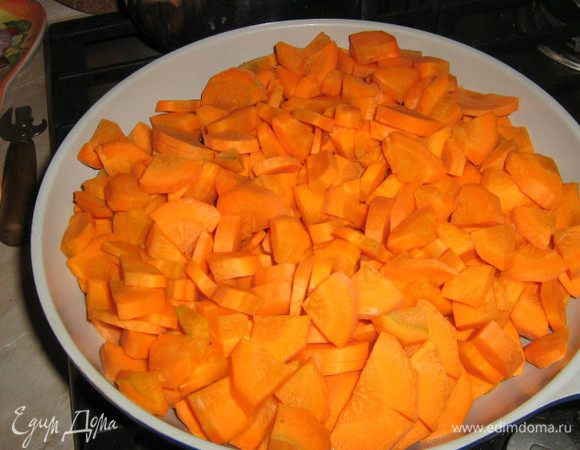 Крупно порезать  очищенную и вымытую морковь, обжарить на растительном масле до готовности.