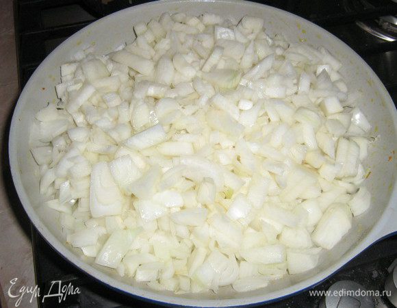 Порезать лук, обжарить на масле до прозрачности.