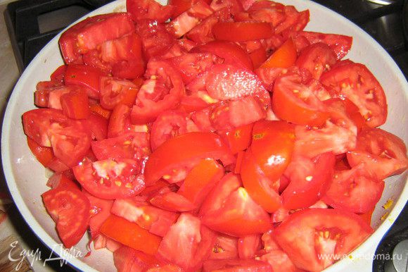 Крупно порезать вымытые помидоры ( очищать от кожуры не надо). Обжарить на сковороде 5 - 7 минут.