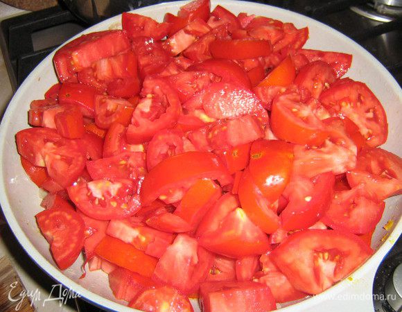 Крупно порезать вымытые помидоры ( очищать от кожуры не надо). Обжарить на сковороде 5 - 7 минут.