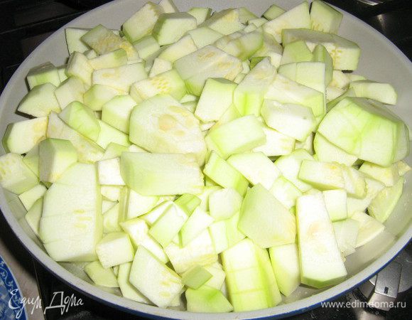 Снять с кабачков кожуру, вынуть крупные семена, порезать, обжарить на масле до полуготовности.
