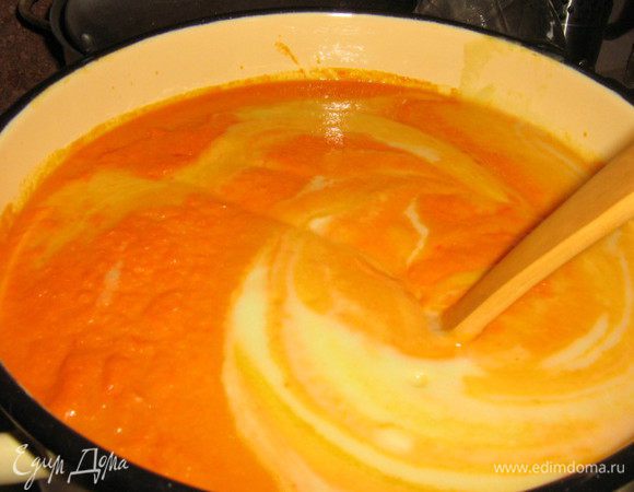 Положить овощи в кастрюлю, добавить соль, сахар, уксус, тщательно всё перемешать и варить 1- 1.5 часа (масса по густоте должна напоминать сметану)