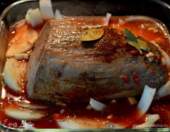 Положить обжаренный кусок мяса в жаровню или в жаропрочную посуду, добавить бульон, вино, лук дольками и чеснок, лаврушку и тимьян. Затем томат. пасту.
Закрыть фольгой или крышкой поставить в духовку на 3 часа.